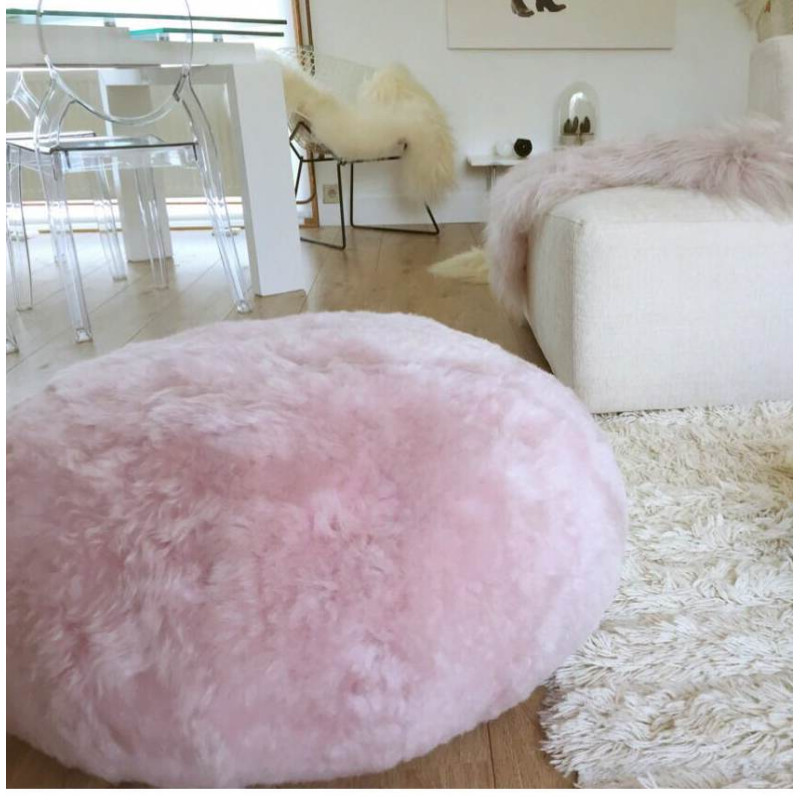 Pouf en mouton d'Europe rose