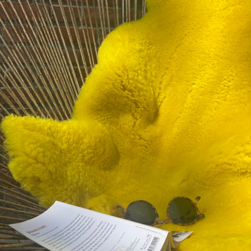 Peau de mouton jaune
