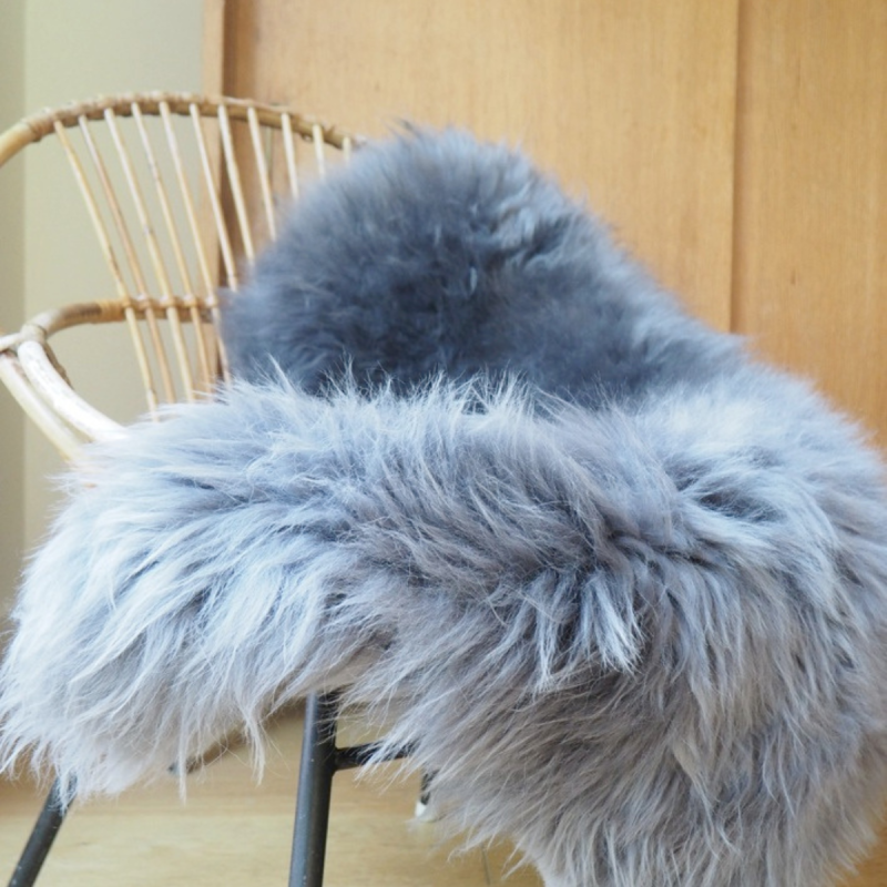 Peau de mouton teintée gris perle