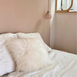 coussin en peau de mouton islandais blanc