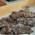 Fleur de peau : tapis en peau de mouton marron méché