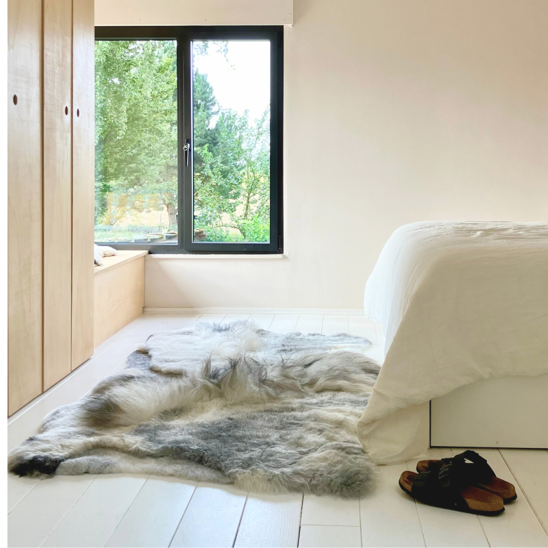 Fleur de peau : tapis en peau de mouton gris cendré