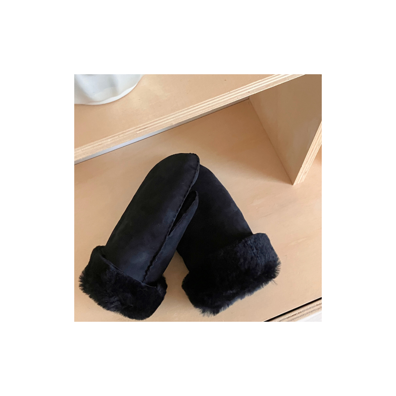 Zwarte schapenvacht wanten
