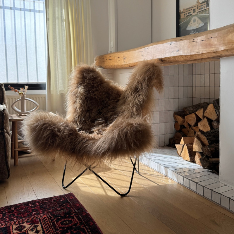 Fauteuil Butterfly AA original en peau de mouton Maison Thuret