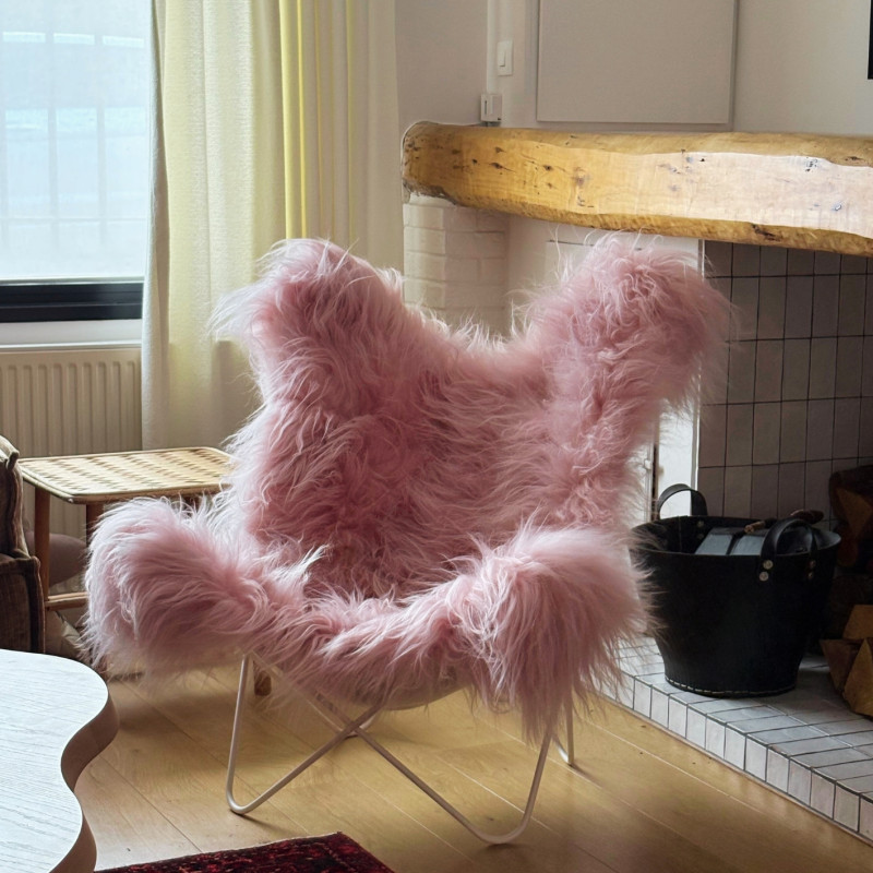Fauteuil Butterfly AA en peau de mouton Islandais rose - L'Iconique