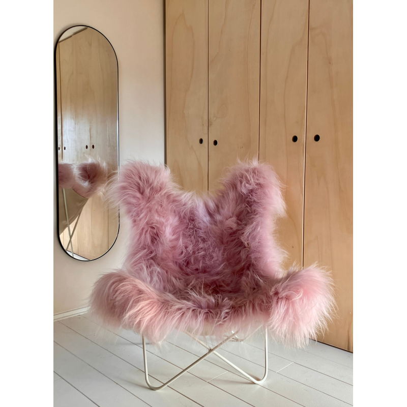 Fauteuil Butterfly AA en peau de mouton Islandais rose - L'Iconique