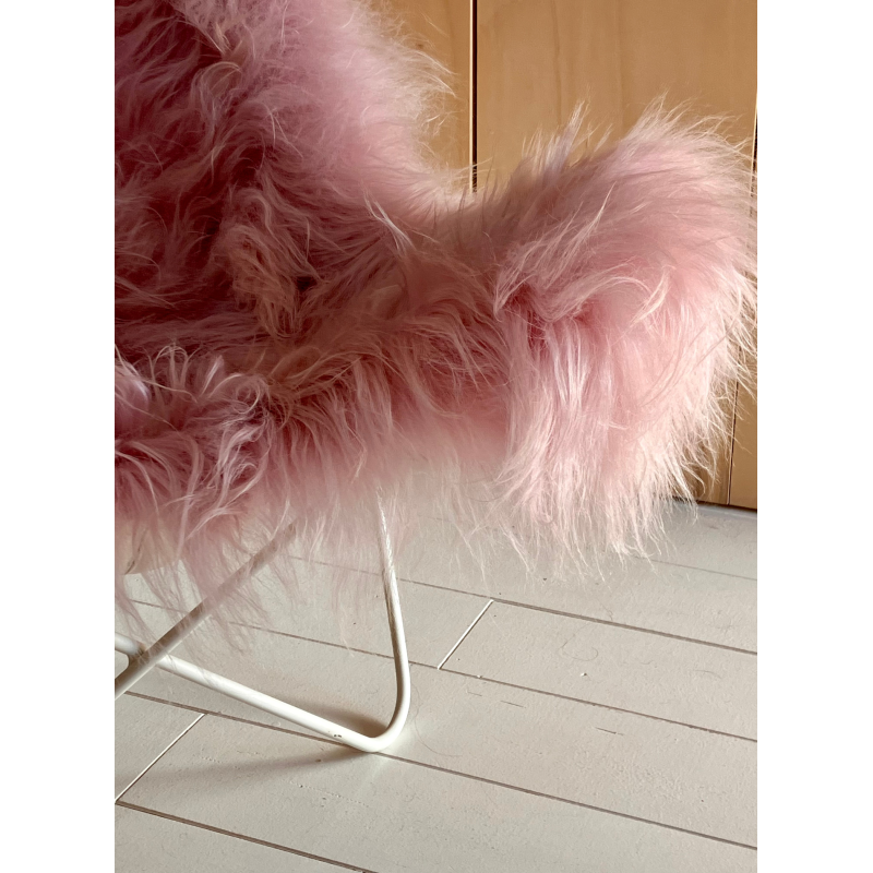 Fauteuil Butterfly AA en peau de mouton Islandais rose - L'Iconique