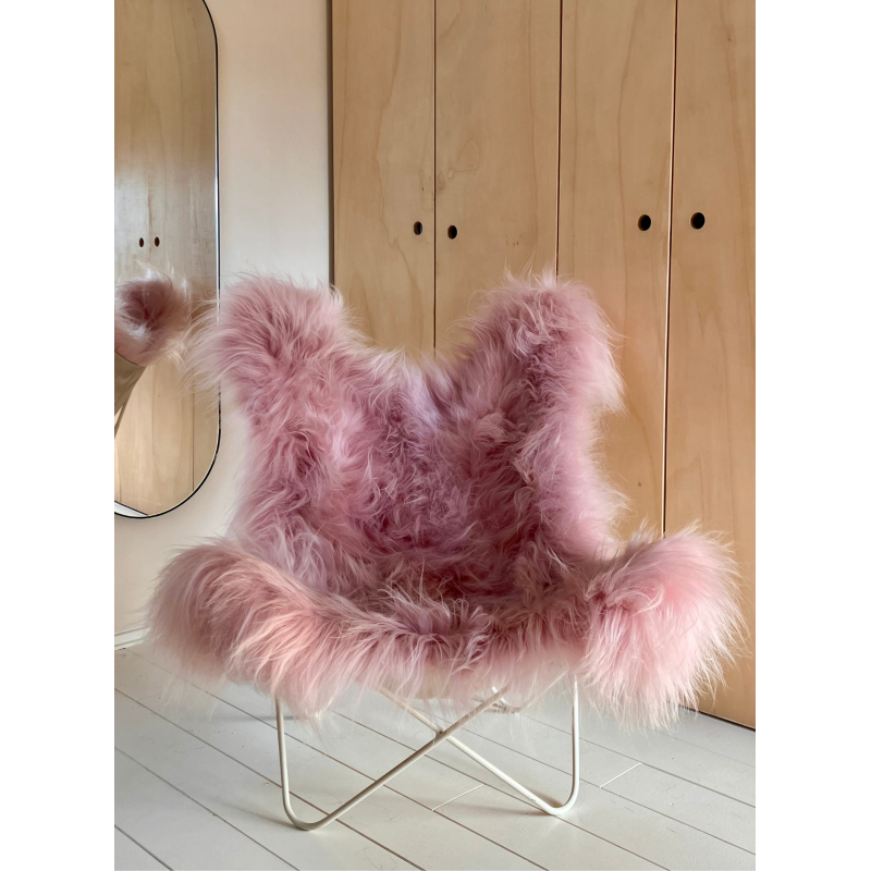 Fauteuil Butterfly AA en peau de mouton Islandais rose - L'Iconique