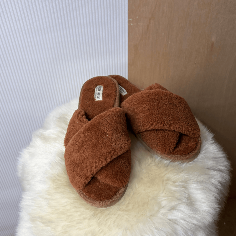 Claquettes Chinelo à Brides Croisées en Peau de Mouton – Maison Thuret