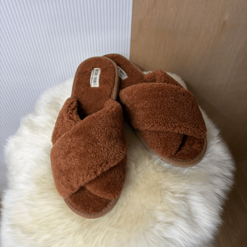 Claquettes Chinelo à Brides Croisées en Peau de Mouton – Maison Thuret