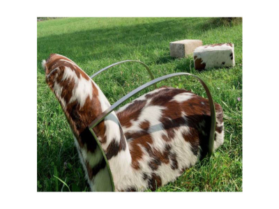 Une chaise en peau de vache design qui sublime la salle à manger