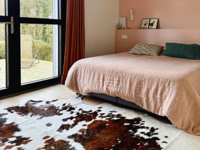 Plaid en peau de vache pour une décoration design et raffinée