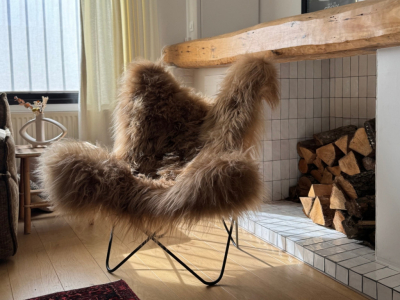 Un fauteuil butterfly au charme vintage en peau de mouton