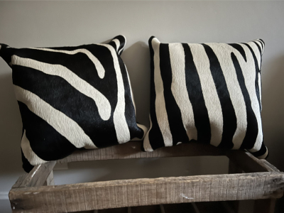 Le coussin en peau de vache allie décoration et confort
